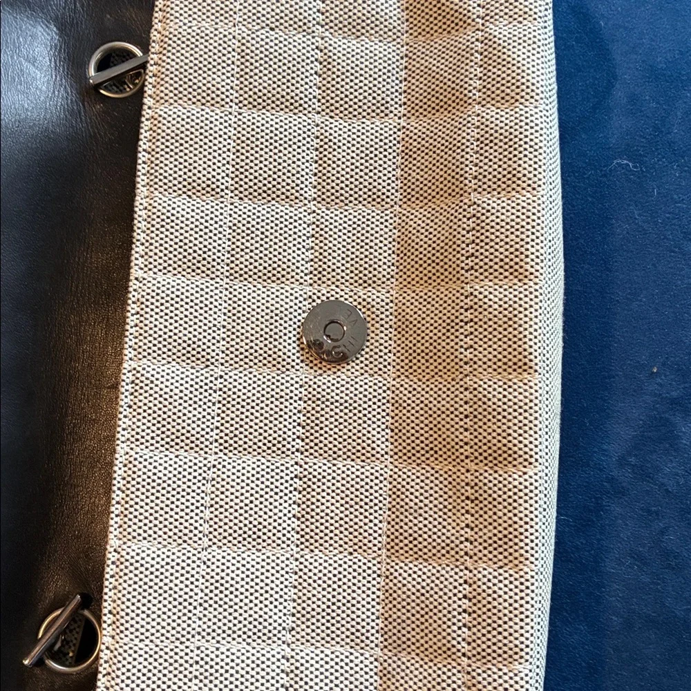 Authentic Vintage CHANEL Camellia No. 5 baguette - Picture 11 of 16